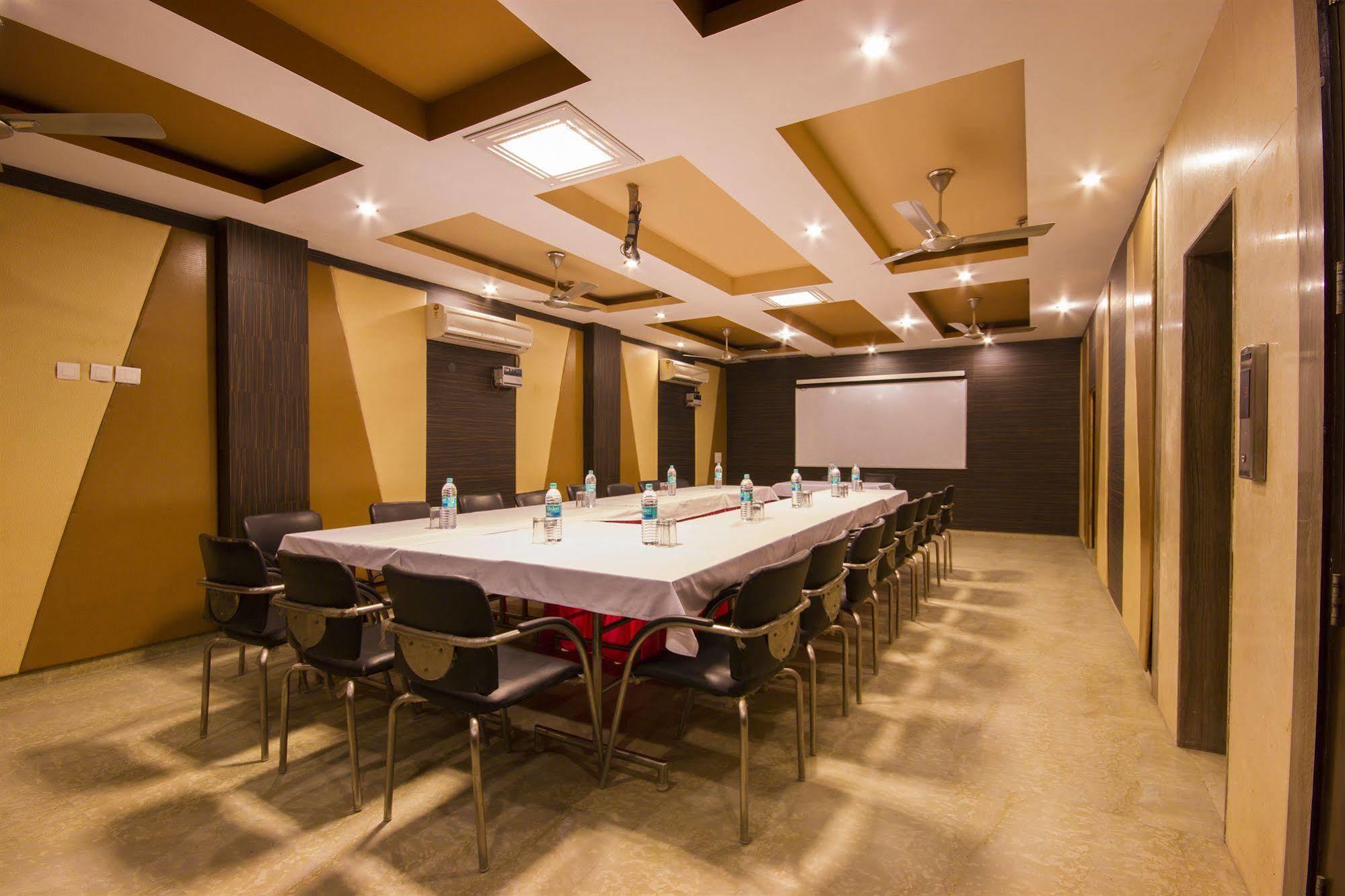 Hotel Sunstar Heights Delhi  Buitenkant foto